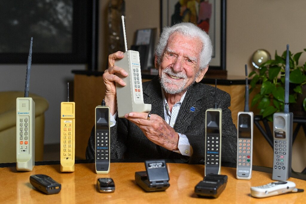 Predicţia vizionară a inventatorului telefonului mobil: Viitorul comunicaţiei - dispozitive implantate sub piele