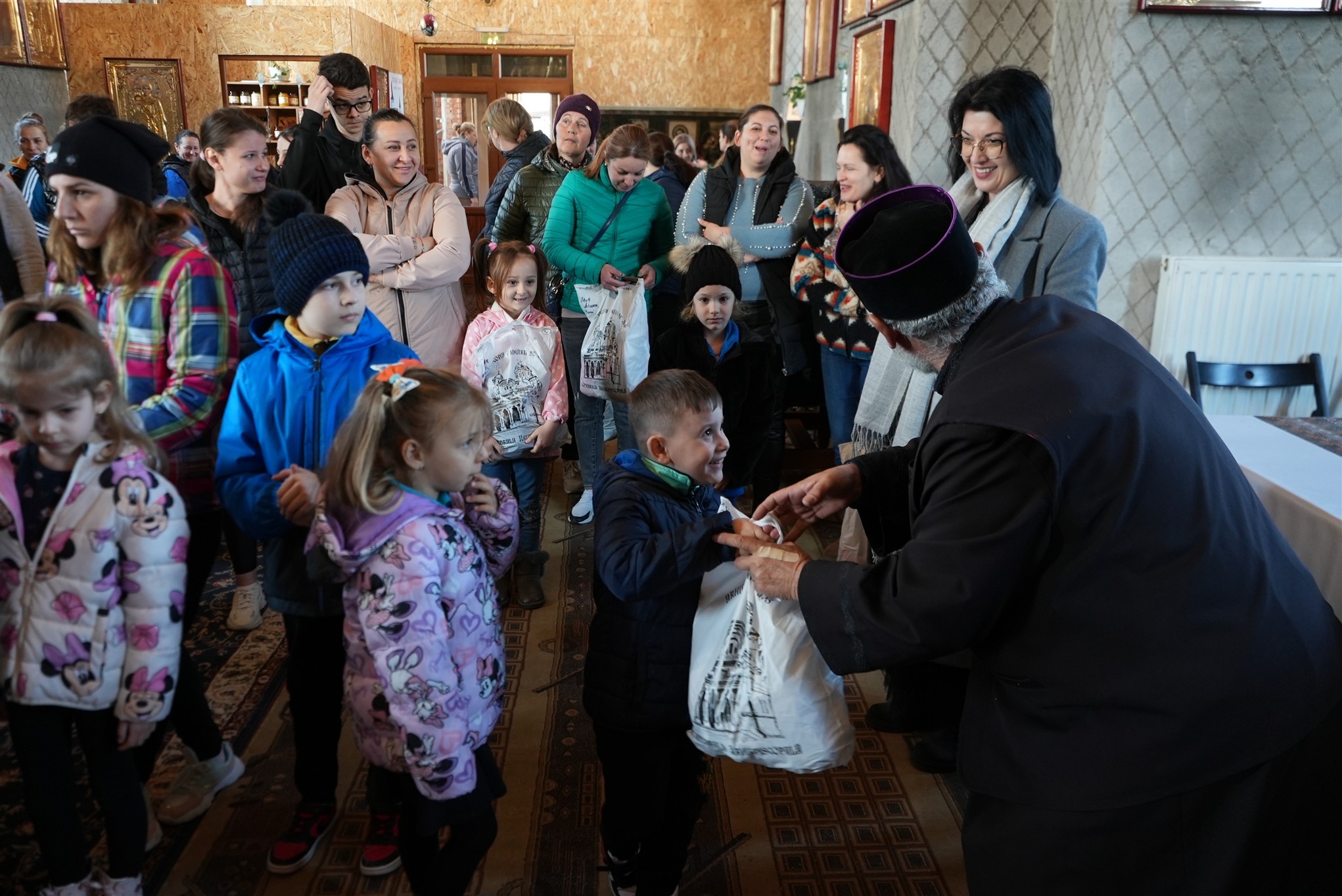 FOTO: Copiii necăjiţi din judeţul Galaţi, îmbrăcaţi şi încălţaţi de Biserică pentru Sfintele Paşti