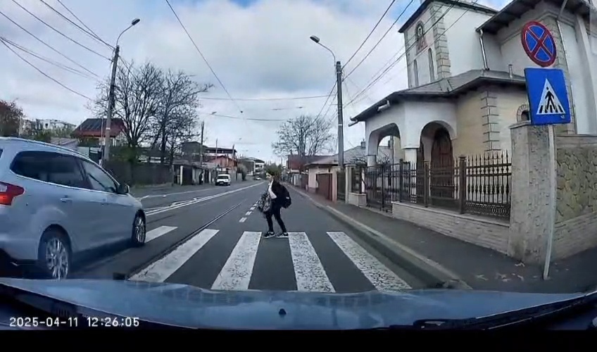 VIDEO: Copil aproape izbit pe trecere de o șoferiță, în Galați