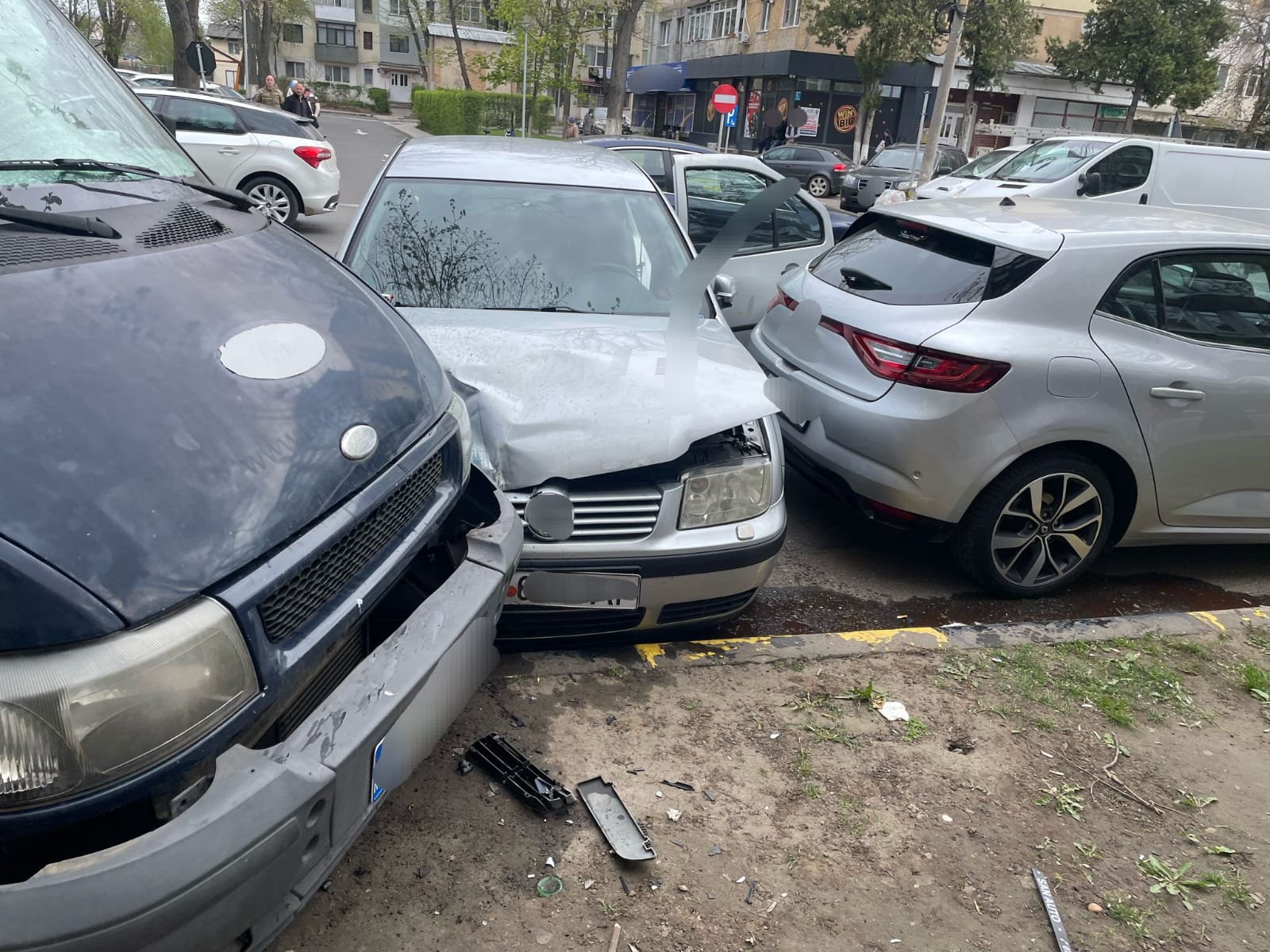 VIDEO: Accident cu 5 maşini buşite la Tecuci! Şoferul, băut, încătuşat de poliţişti