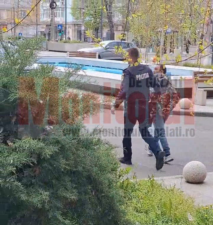 VIDEO: Jaf la Asigurări, în centrul Galaţiului! Un cerşetor a înşfăcat banii şi a fugit