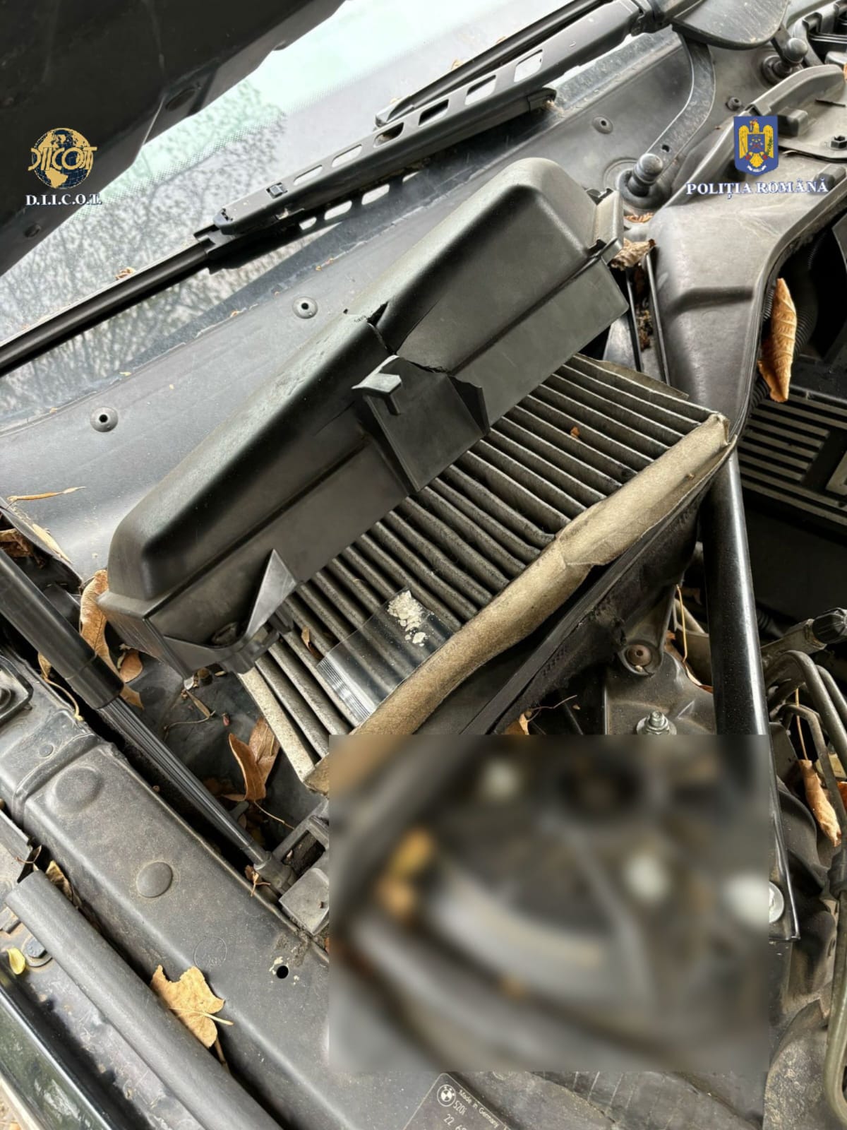 FOTO: Droguri ascunse la motorul mașinii! 5 tineri au fost reținuți