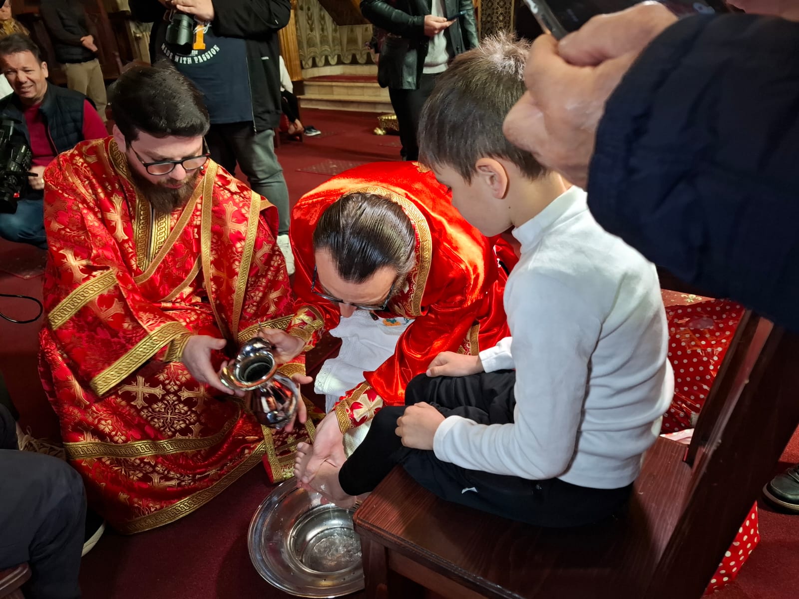 Galaţi: Ritualul spălării picioarelor, la Catedrala Arhiepiscopală - FOTO/VIDEO