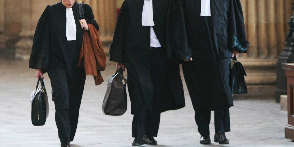 Avocat fals, timp de 11 ani, sub control judiciar