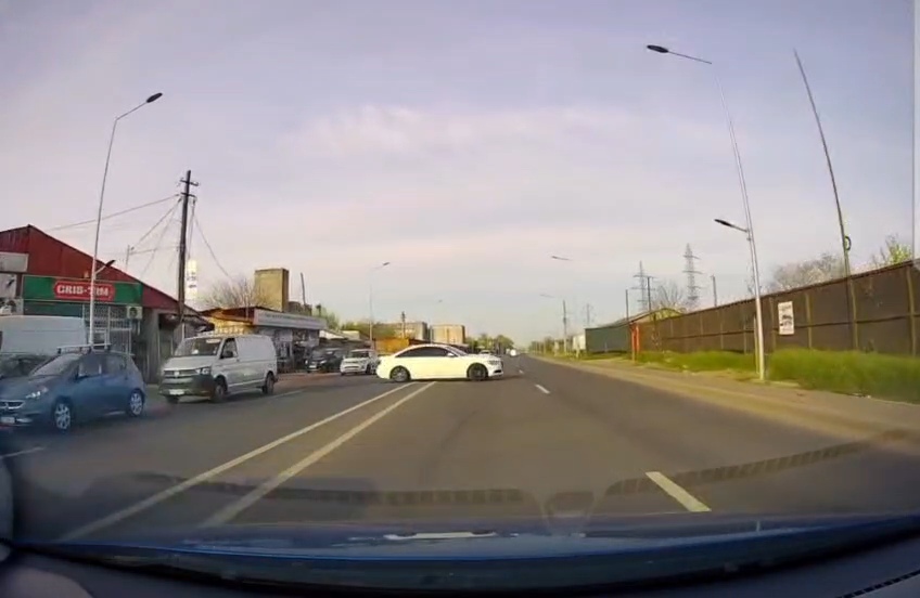 Galați: Amendată și lăsată fără permis după o întoarcere pe dublă continuă - VIDEO