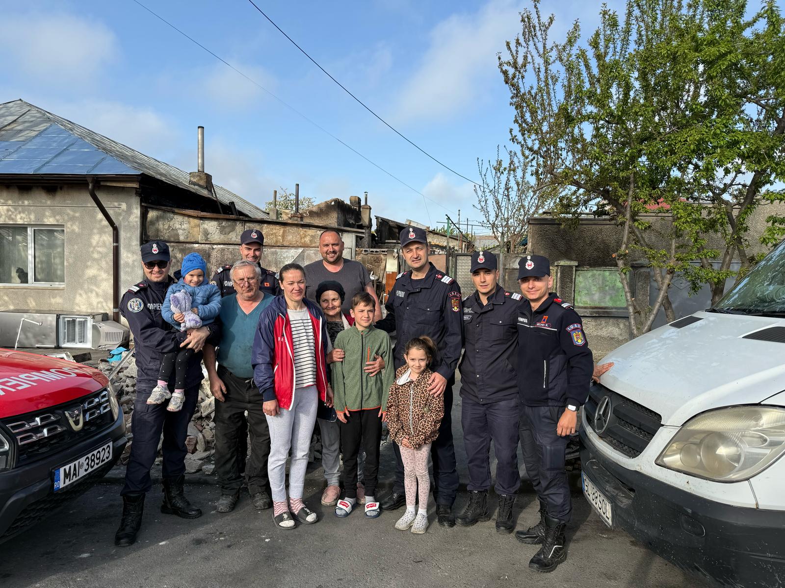Pompierii gălățeni, în ajutorul frățiorilor rămași fără casă de pe Lozoveni