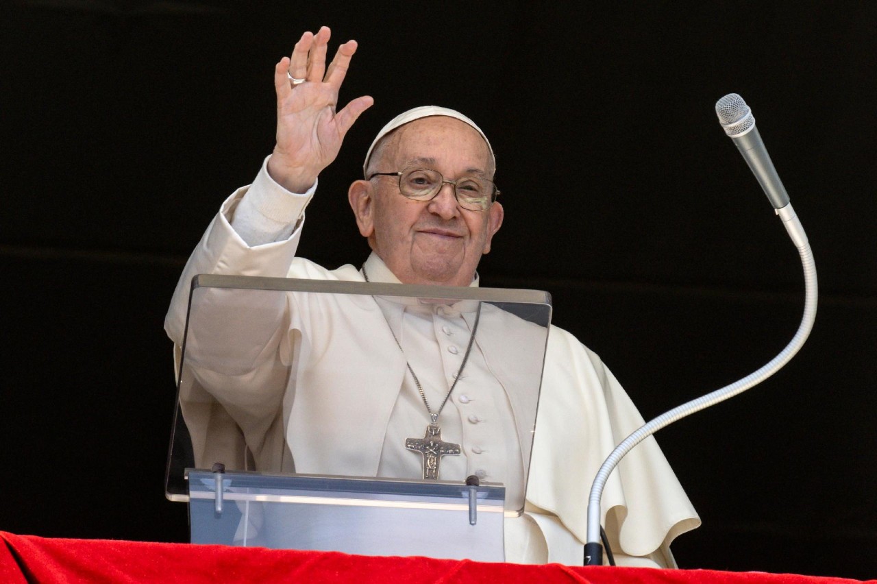 Papa Francisc a murit