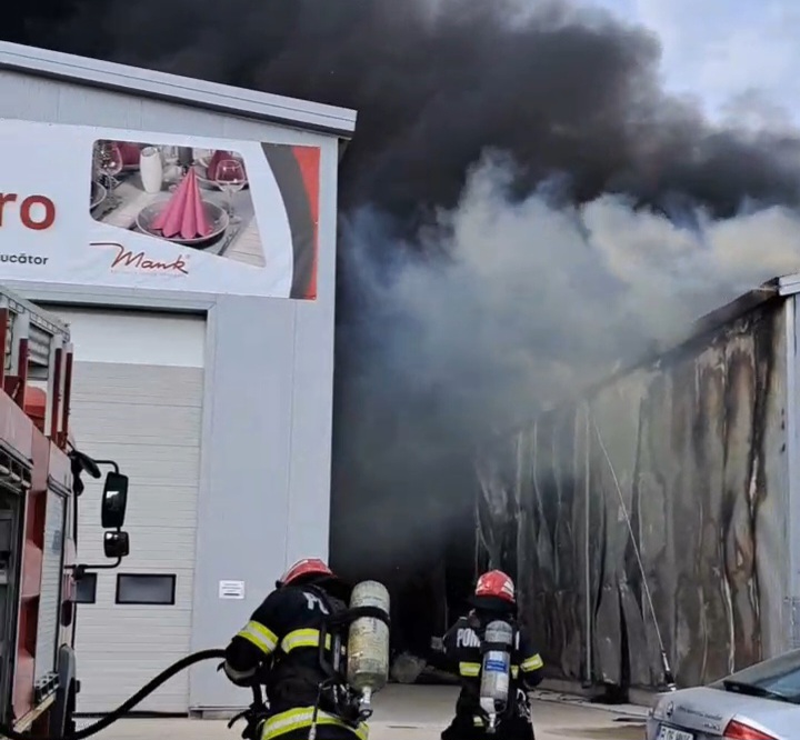 VIDEO: Incendiu la o hală din Șendreni, în care sunt depozitate panouri fotovoltaice
