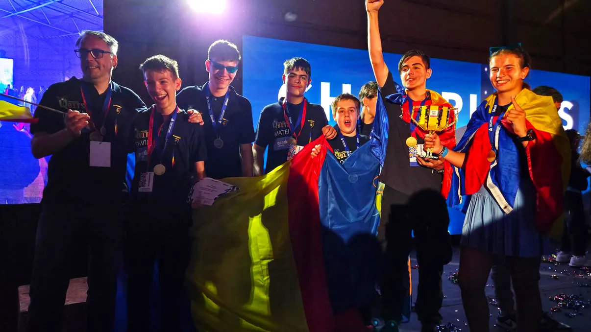 Elevi români cuceresc lumea roboticii: Quantum Bits câştigă trofeul suprem la First Lego League 2025