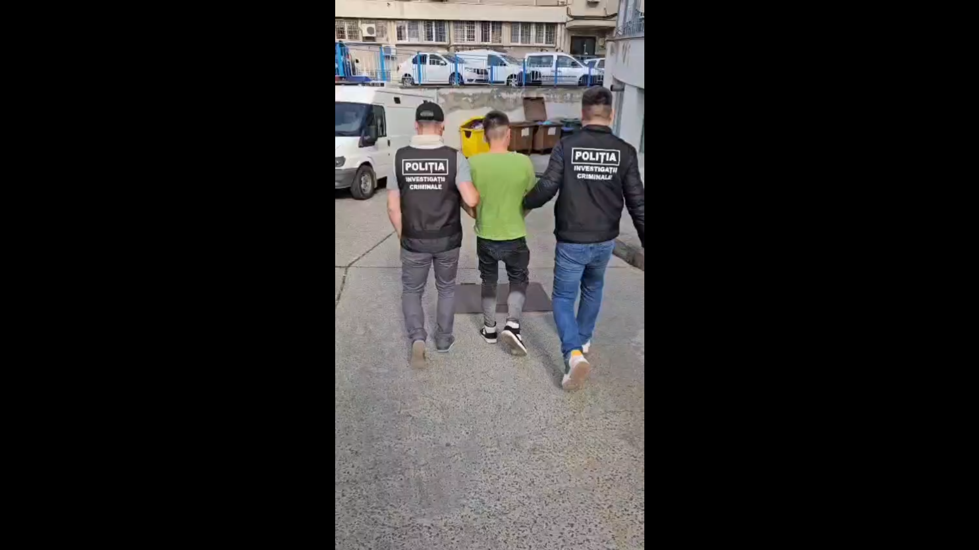 VIDEO: La 20 de ani, a spart mai multe case şi a furat scule electrice şi telefoane mobile