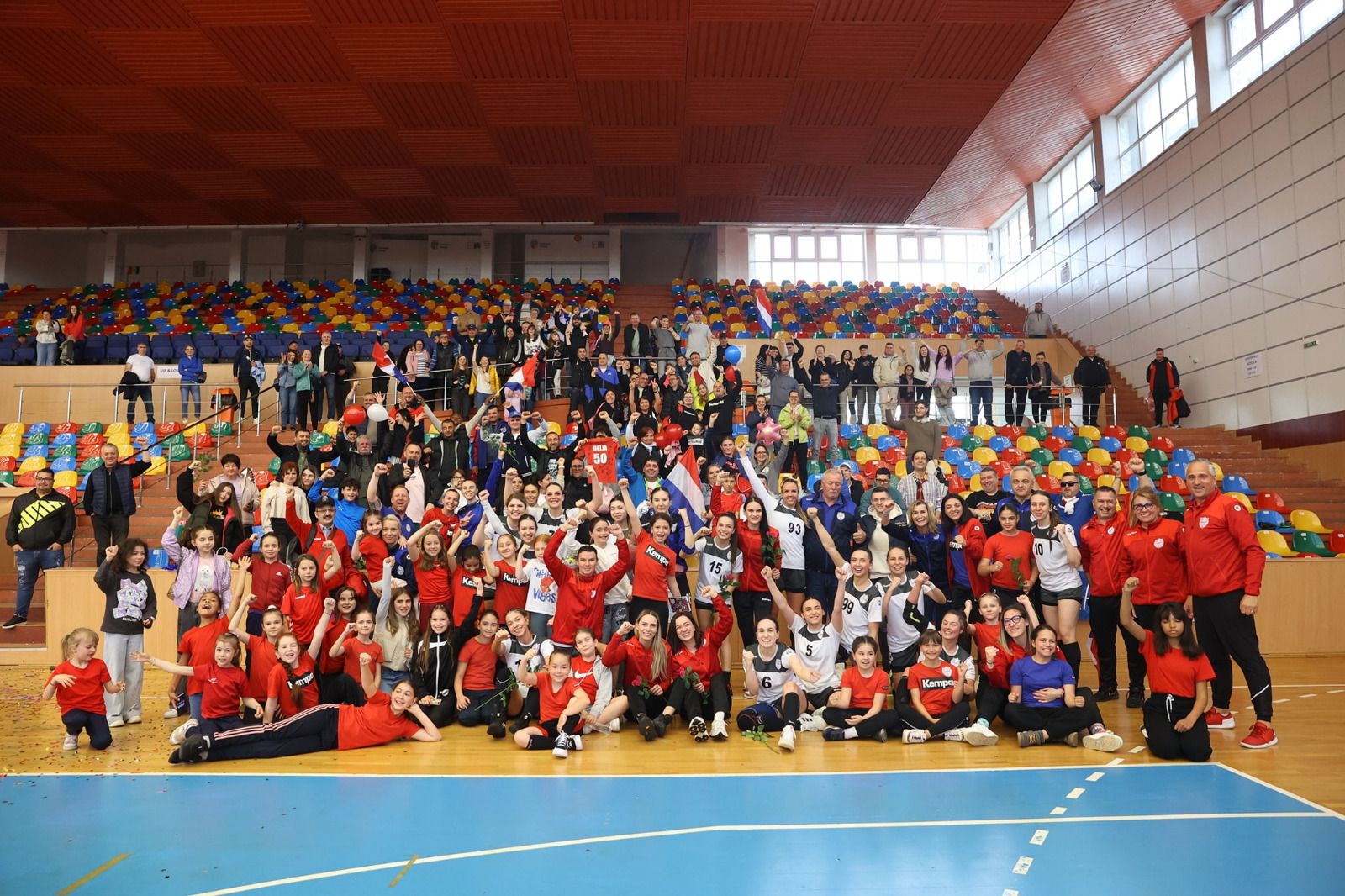 Handbalistele de la CSM Galaţi au sărbătorit cu suporterii promovarea în Liga Florilor
