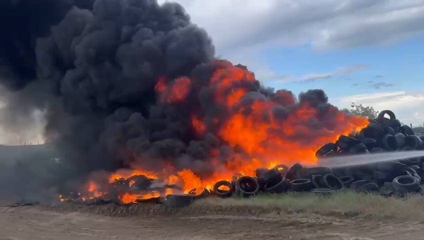 RO-ALERT: Degajări mari de fum în urma unui incendiu la anvelope, în Șendreni - VIDEO
