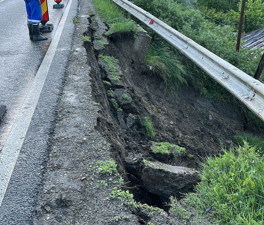 Galați: Din cauza ploii din ultimele zile, terenul a cedat pe DN 2B, la Șendreni (FOTO/VIDEO)