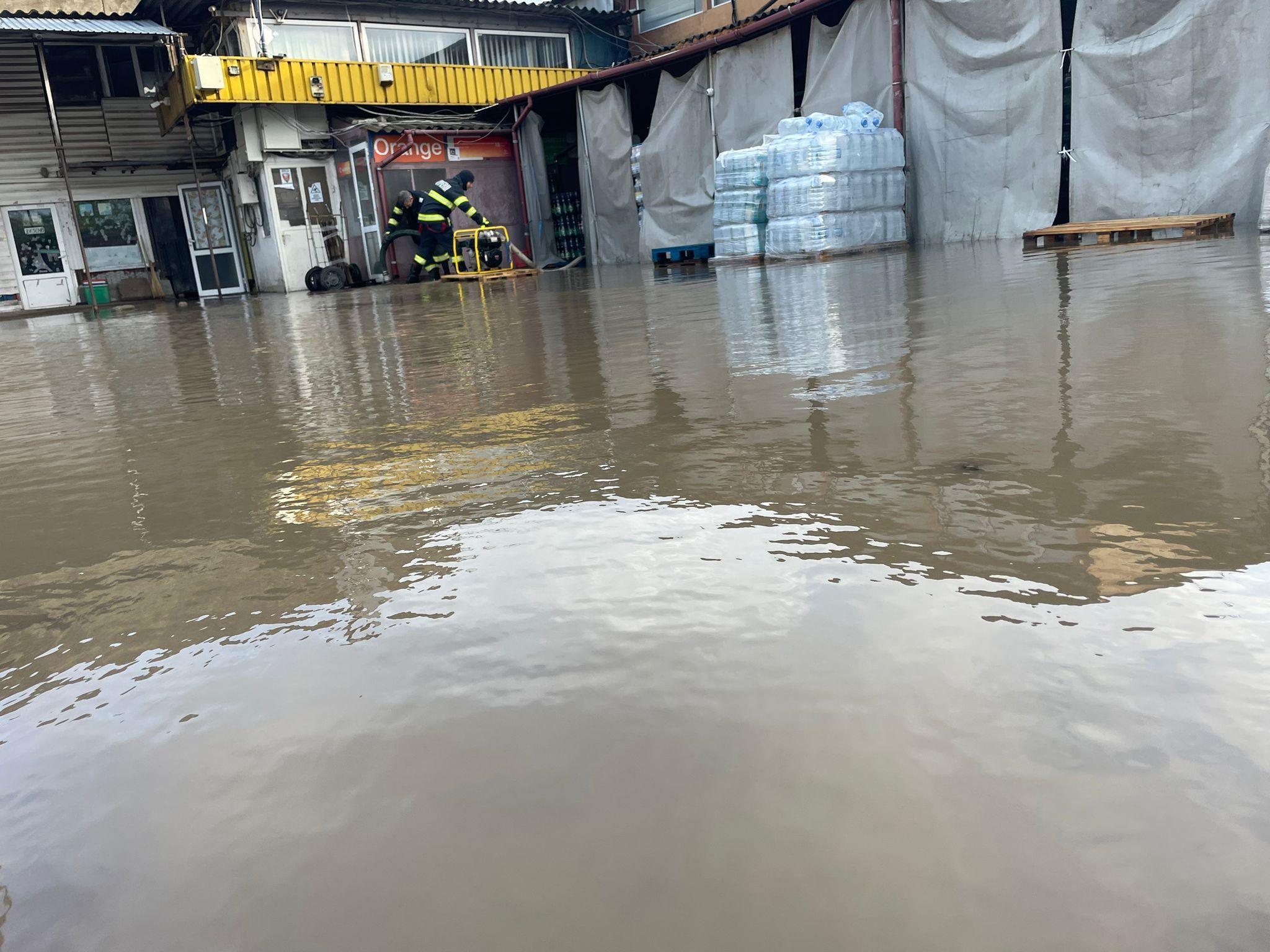 FOTO: Spaţii comerciale, parcări şi curţi inundate în municipiul Galaţi