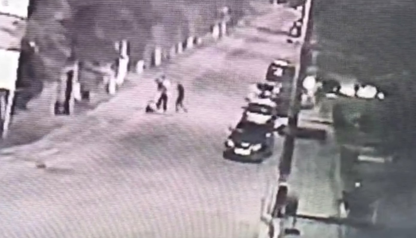 VIDEO cu momentul în care tânărul din Bereşti este omorât în stradă