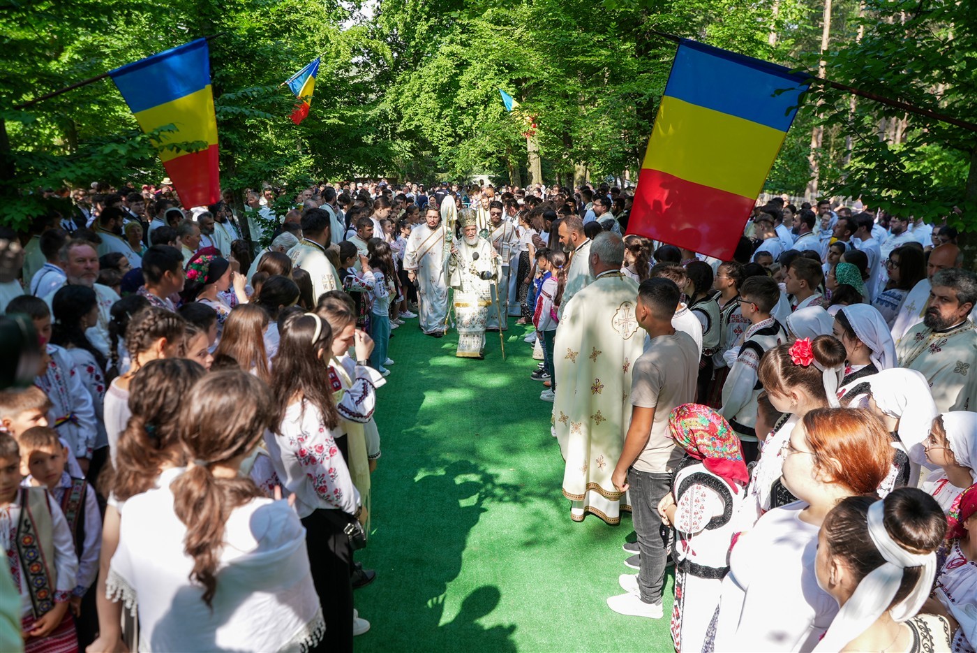 FOTO: Sărbătoarea tinerilor la Mănăstirea Buciumeni