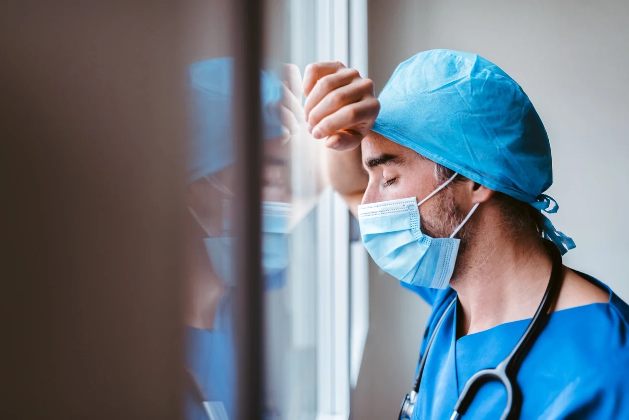 Medicii din România: epuizaţi, neprotejaţi, insuficient recompensaţi şi forţaţi să lucreze în condiţii de risc