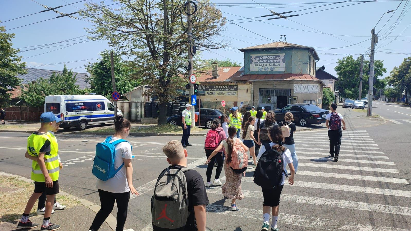 Proiectul „Patrula Şcolară”: Poliţiştii gălăţeni, alături de elevii Şcolii nr. 20 pentru un trafic mai sigur (VIDEO)