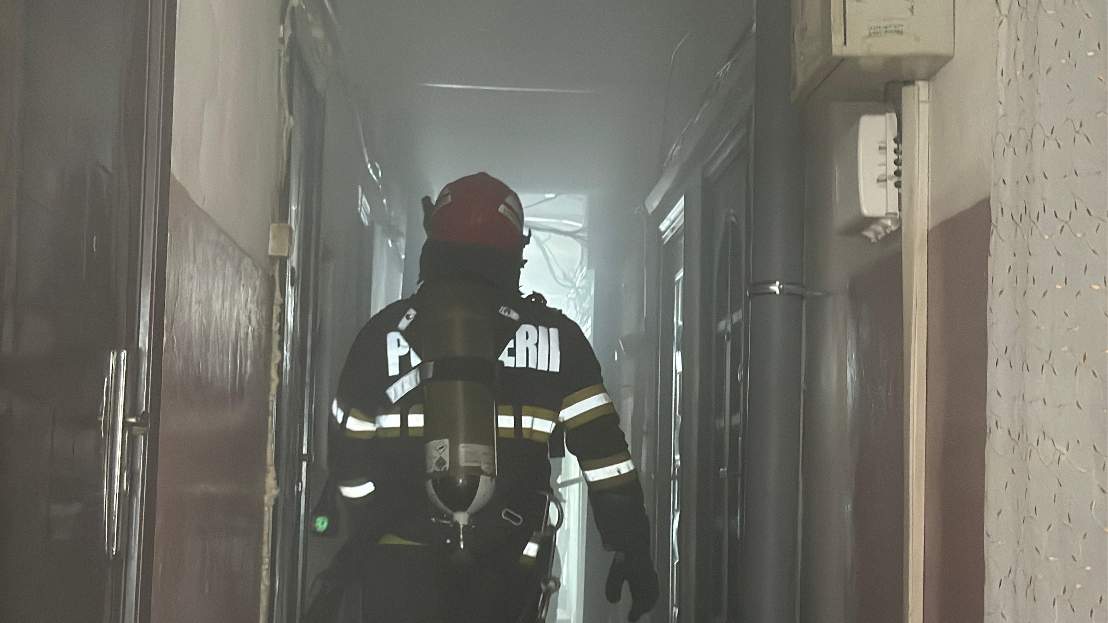 VIDEO: Incendiu într-un bloc din Tulcea. Locatarii au fost evacuaţi
