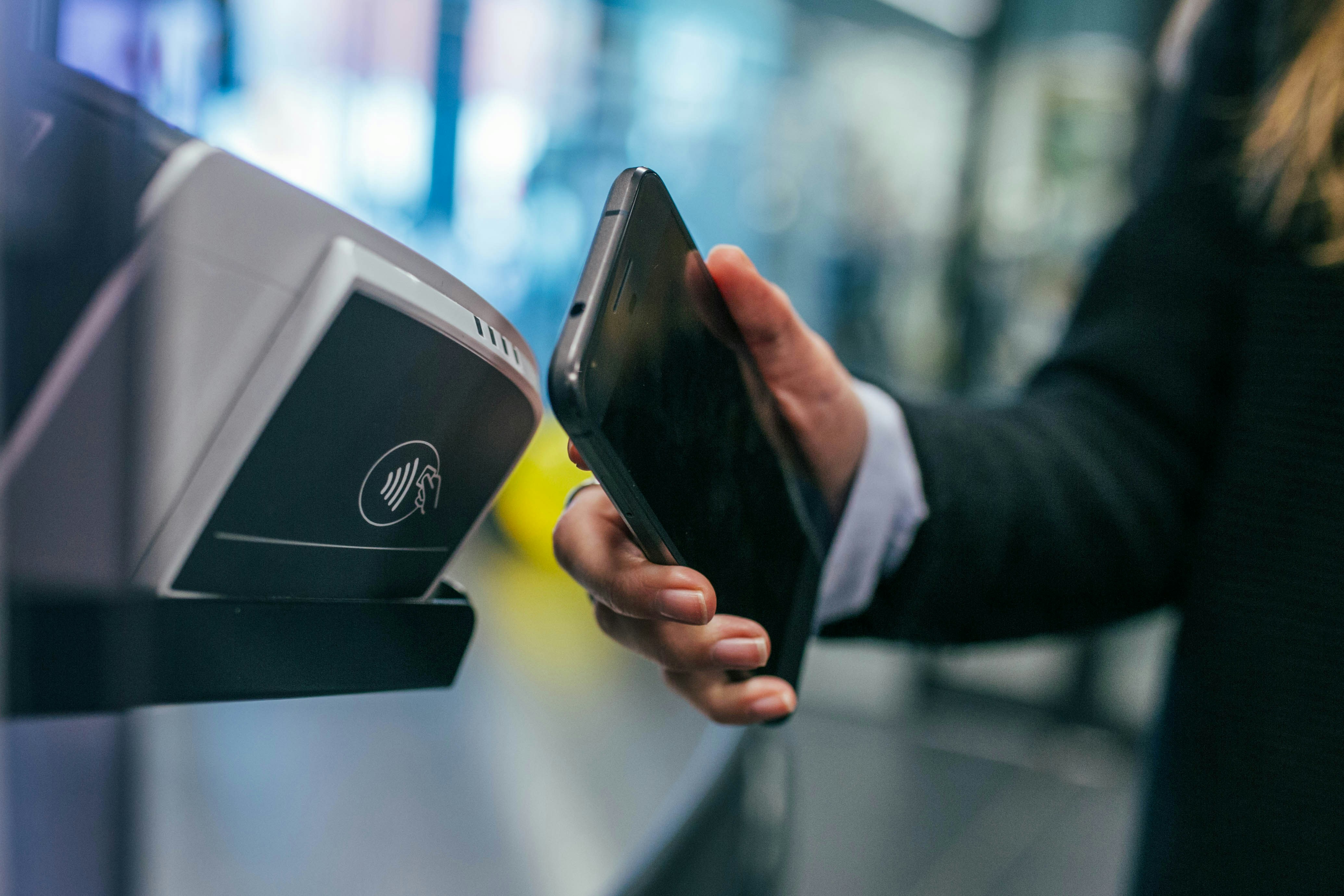 Plăţi contactless mai rapide: NFC primeşte un upgrade care extinde raza de funcţionare până la 2 cm