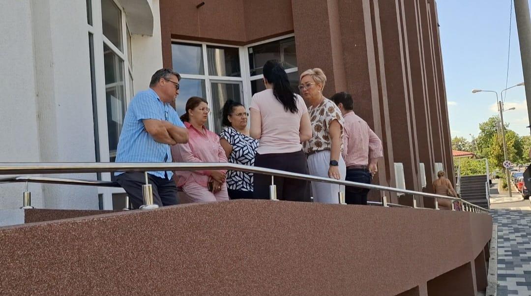 Protest spontan al angajaţilor de la ANAF Galaţi: «Lumea să înţeleagă că nu suntem bugetari de lux!»