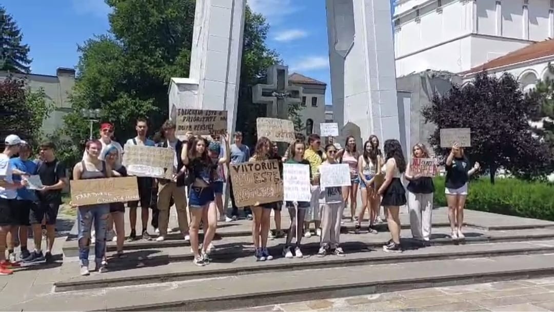 VIDEO: Elevii şi studenţii, un nou protest legat de anunţata tăiere a burselor