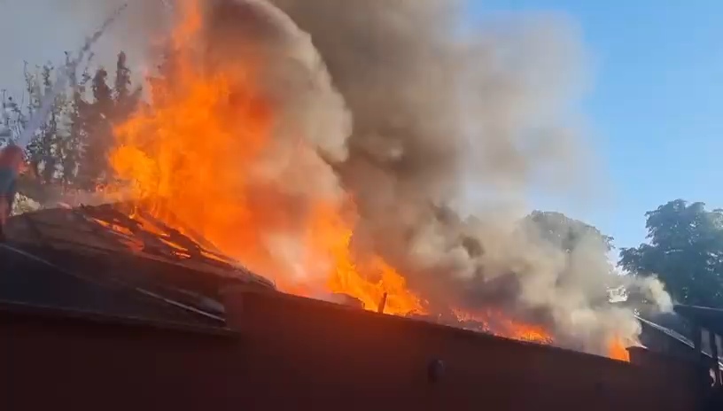 VIDEO: Incendiu la casă, în Galați! Focul s-a extins și la blocul din apropiere