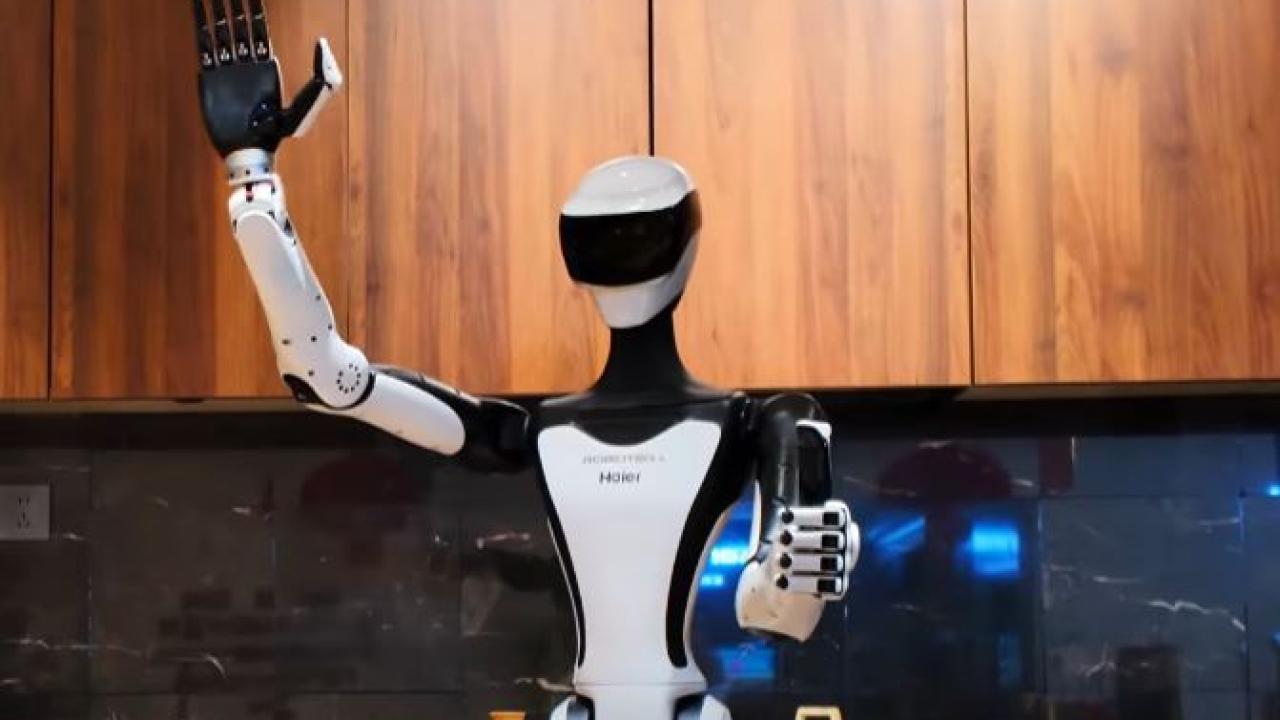 Q5: robotul umanoid care ar putea deveni colegul tău de birou