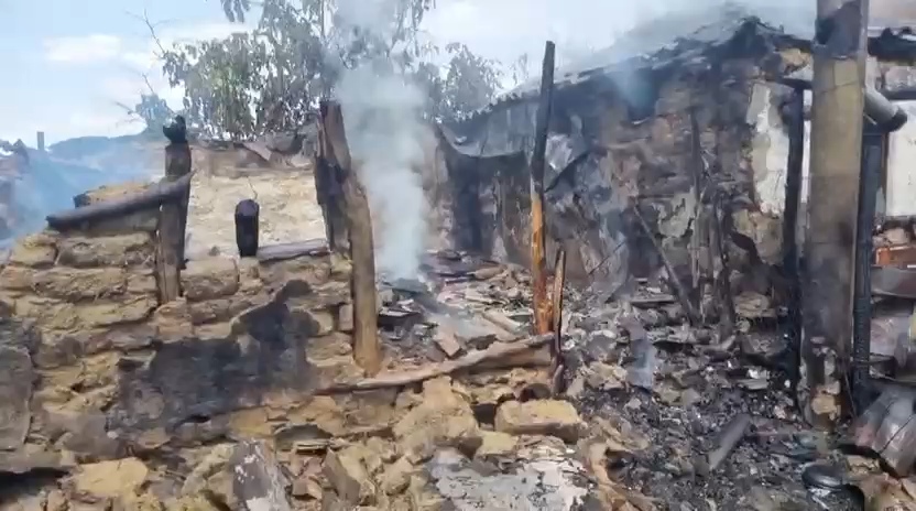VIDEO: Incendiu de vegetație extins la anexele a trei gospodării nelocuite, în localitatea Casimcea, județul Tulcea
