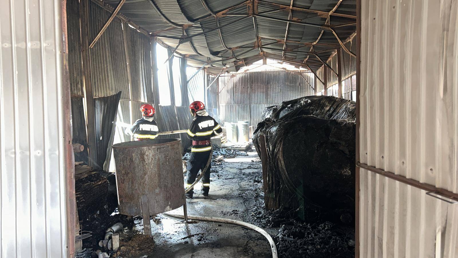 Dezastru la Târgu Bujor după incendiu: Focul a afectat operatori economici, o instituţie publică, case şi maşini