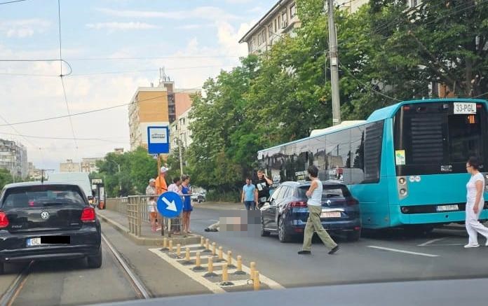 Accident grav pe bd. Oţelarilor din Galaţi! Un bărbat a fost lovit de maşină şi transportat la spital