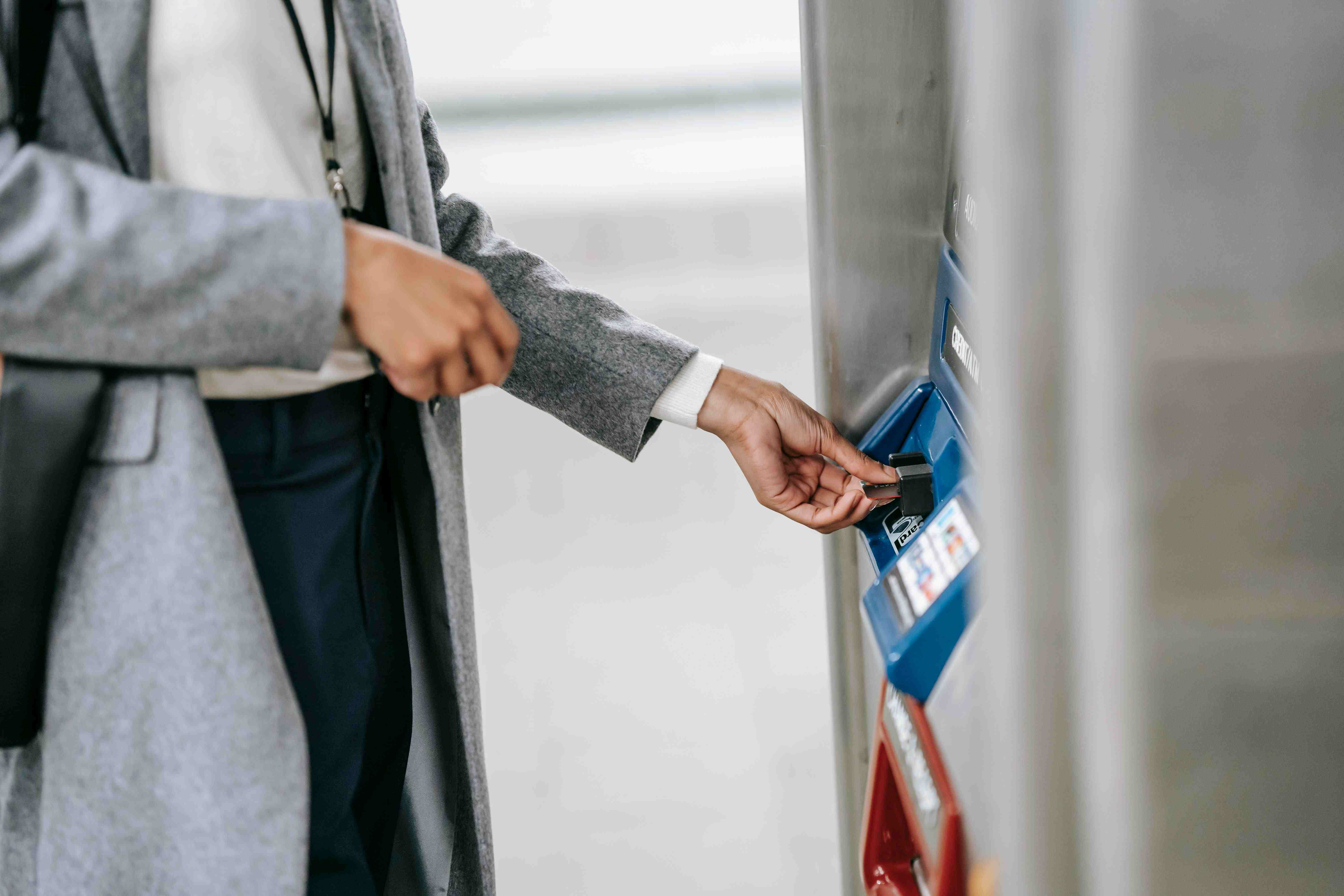 Cardul de credit, cumpărături fără bani în portofel