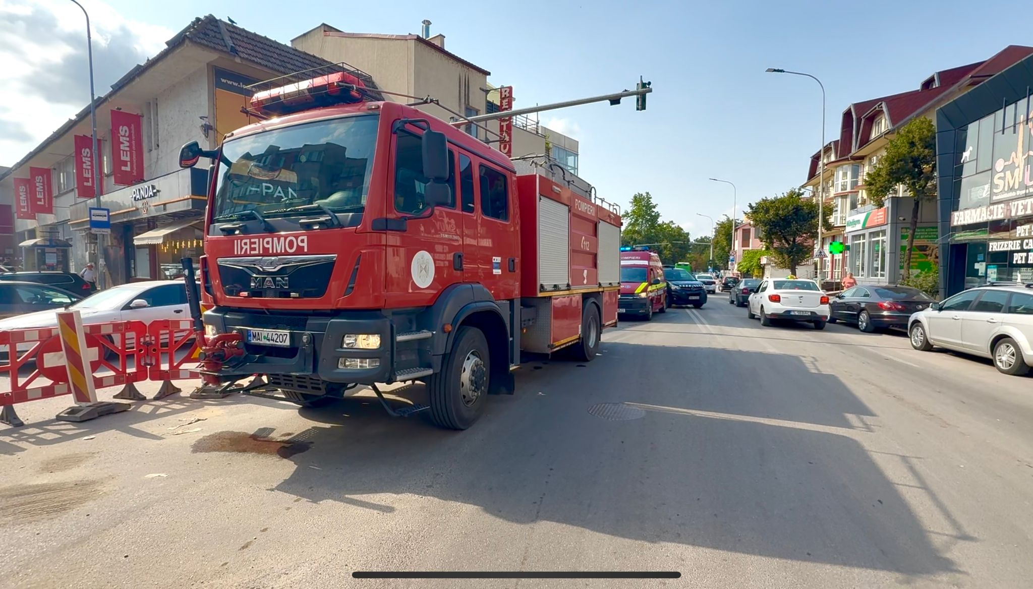 Spaţiu comercial în flăcări! 3 persoane cu atac de panică, la Tulcea