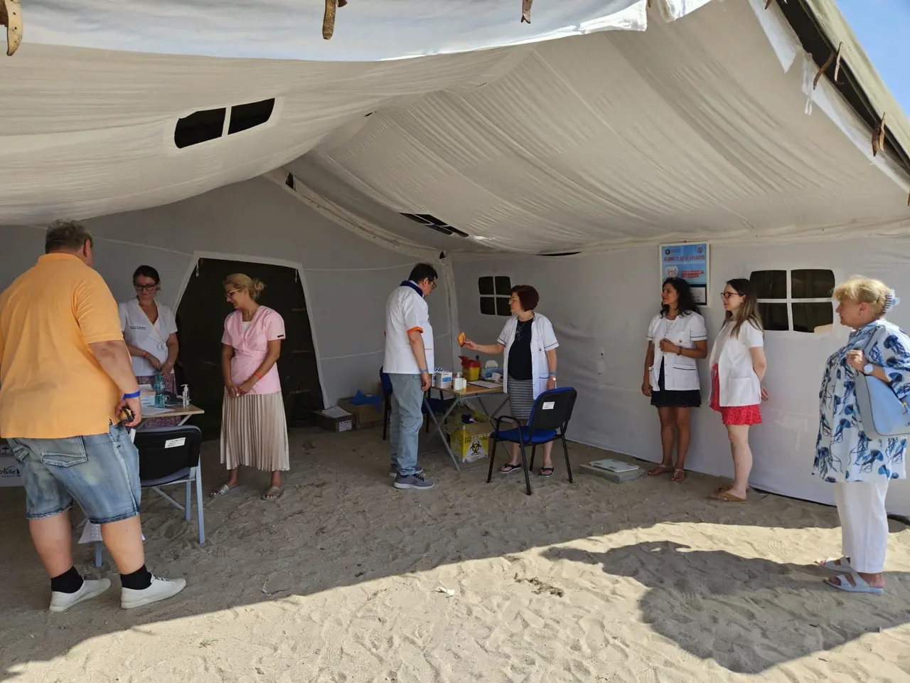 Soare, mare şi... controale medicale! Mii de turişti consultaţi gratuit pe litoral