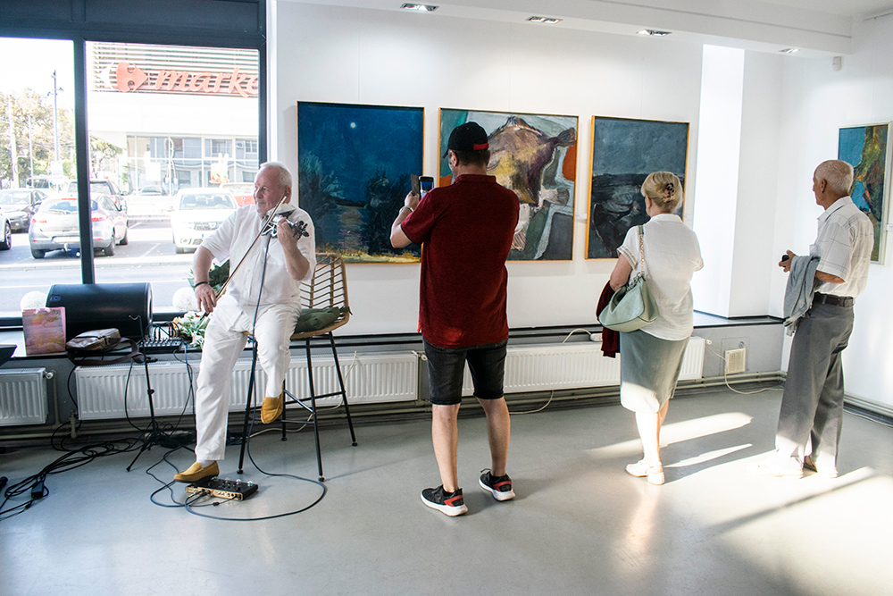 FOTO: „Ferestre spre lume, ferestre spre sine” – o dublă incursiune artistică la Galeria „Nicolae Mantu” din Galaţi