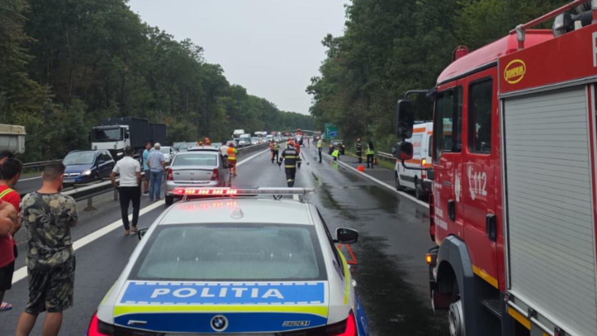 «S-au îmbrăţişat şi au sărit!» Tinerii spulberaţi de TIR pe A1 s-ar fi sinucis din dragoste