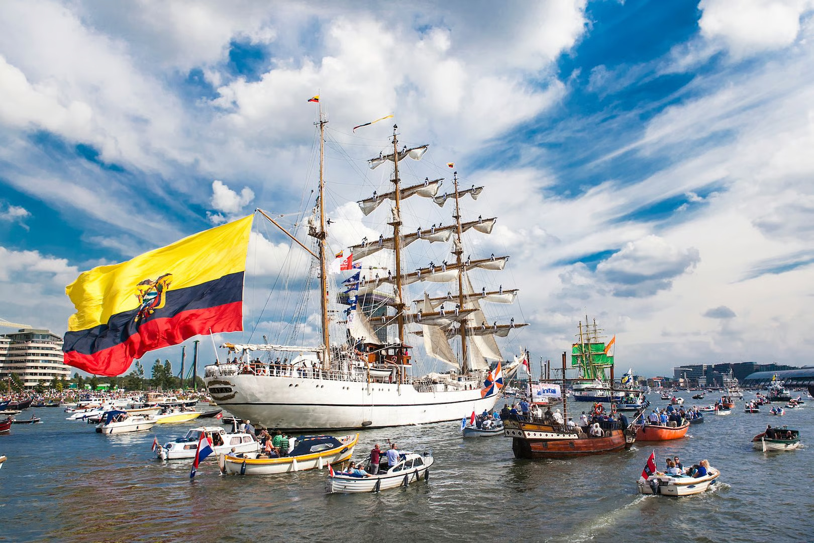 Spectacol pe apă la Sail Amsterdam 2025: sute de veliere istorice au deschis cel mai mare festival nautic din lume