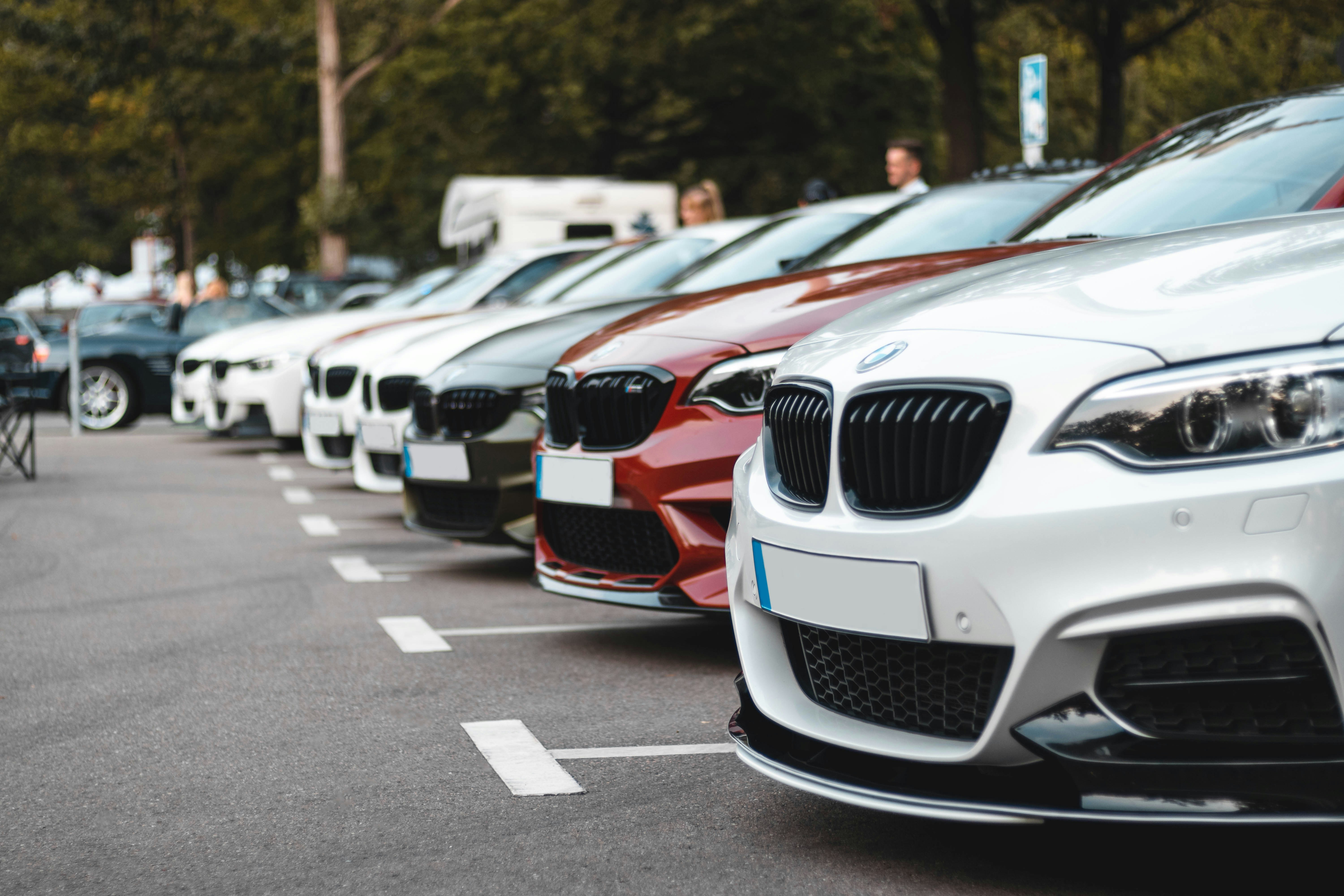 UE reevaluează interdicţia motoarelor pe combustie din 2035 şi promite măsuri de sprijin pentru industria auto