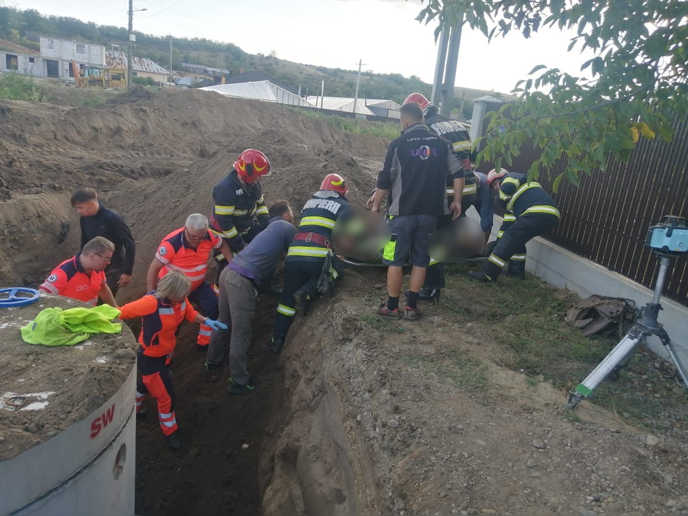 Galați: Bărbat surprins de un mal de pământ în timpul unor lucrări, la Corod