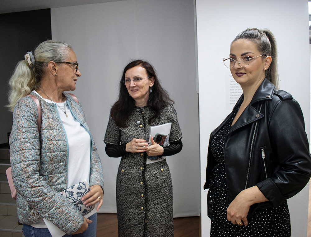 FOTO: Vernisajul Expoziţiei „Palimpsest” al Lilianei Marin – O Călătorie între Tradiţie şi Contemporaneitate