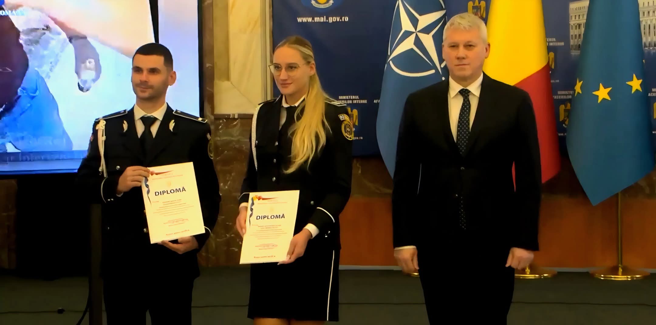FOTO: Doi poliţişti gălăţeni, premiaţi de ministrul Afacerilor Interne pentru un gest care a salvat o viaţă