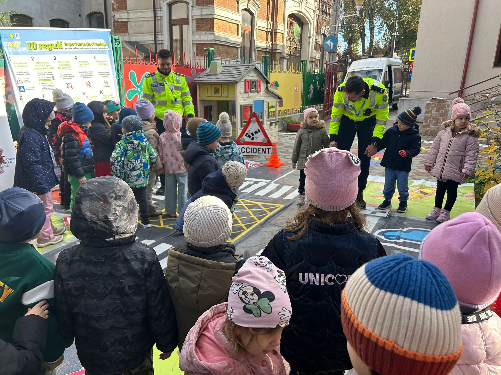 FOTO: Poliţiştii, prieteni ai celor mici – lecţii de educaţie rutieră la Tecuci şi Galaţi