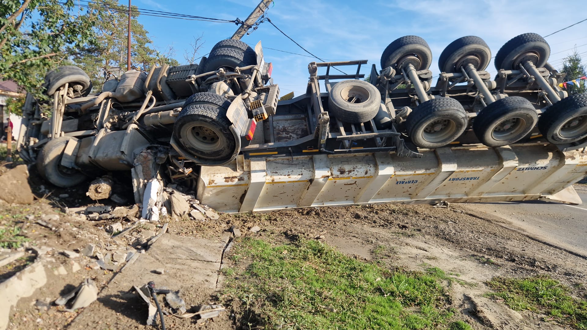 FOTO: Tir răsturnat la Măxineni, Brăila! La volan, un bărbat din Galaţi