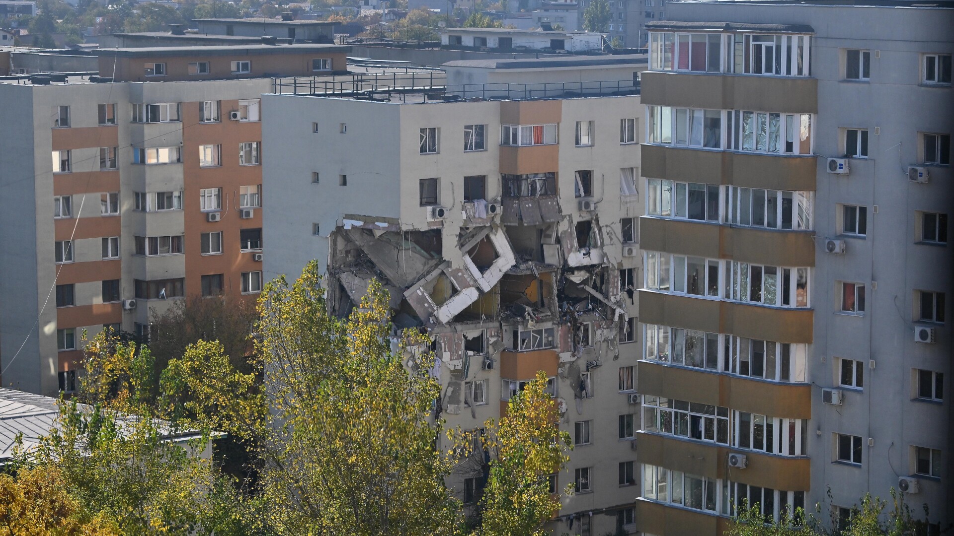 Noi restricţii de circulaţie în Rahova după explozia din blocul afectat