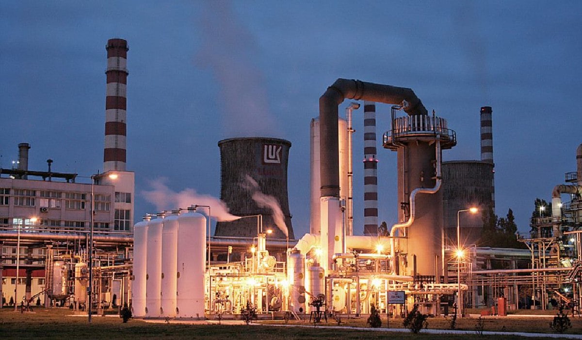 Viitor incert pentru rafinăria Petrotel şi piaţa carburanţilor din România