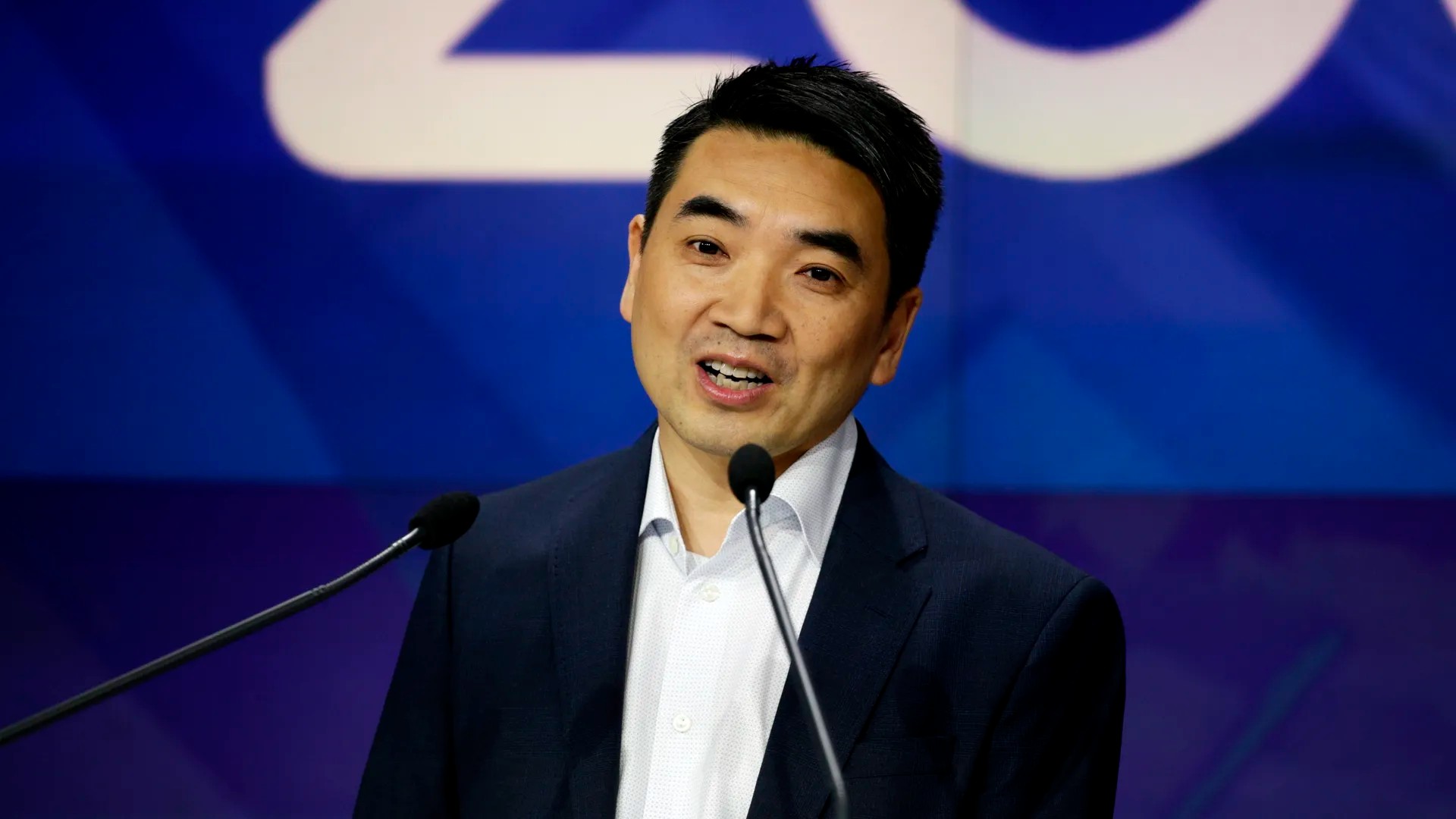 Eric Yuan, CEO Zoom: „Inteligenţa artificială va scurta săptămâna de lucru la trei sau patru zile”