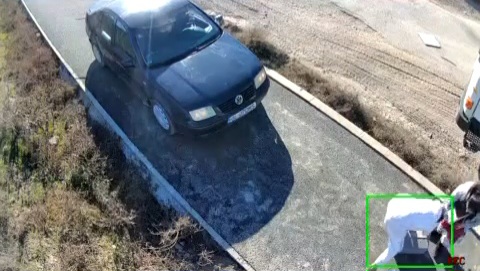 VIDEO: Şoferii urcă cu maşinile şi tractoarele pe pista de biciclete aflată în construcţie la Galaţi