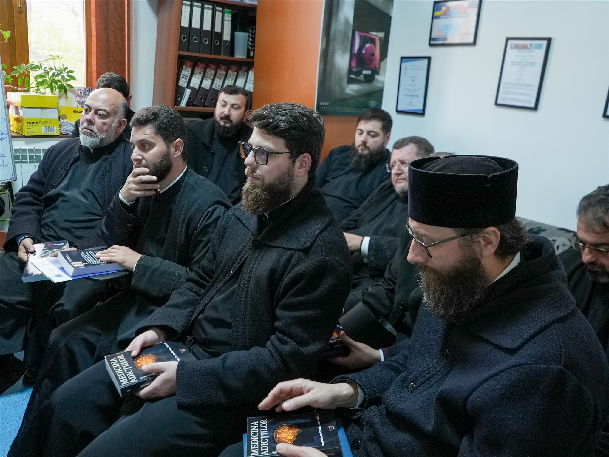 FOTO: Preoţi din Galaţi se specializează să ajute tinerii dependenţi de droguri