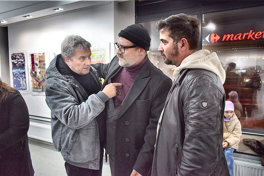 FOTO: „Oglinda Muntelui Vrăjit” – o expoziţie care fascinează prin mister şi rafinament plastic