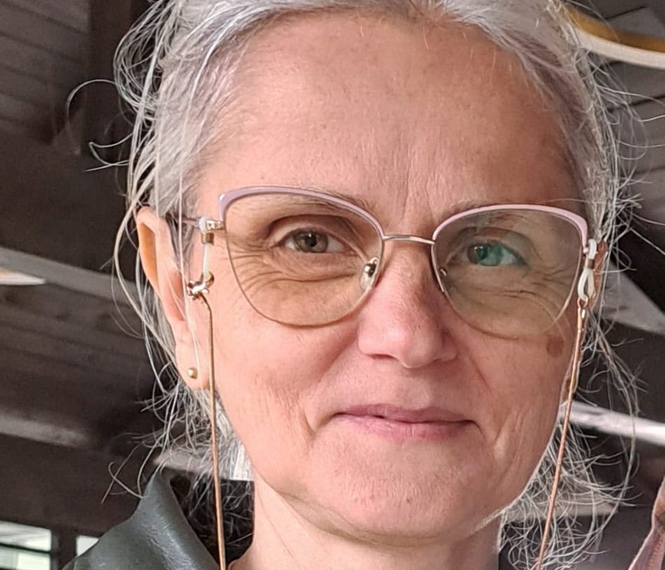 Întâlnire cu Sorina Fădor Vădeanu, la Muzeul de Artă Vizuală Galaţi! Vernisajul expoziţiei „Vatra FăDorului”